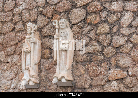 Statuen in der Abtei Santa Maria de Montserrat in Roquetas de Mar, Katalonien, Spanien. Stockfoto