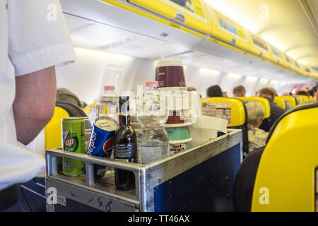 Trolley,Flugzeug,auf dem Gang,Flug,Manchester Airport,Airport,North,Northern,City,Transport,Flug,Ryanair,Airline,England,Großbritannien,Großbritannien,Großbritannien,Europa, Stockfoto