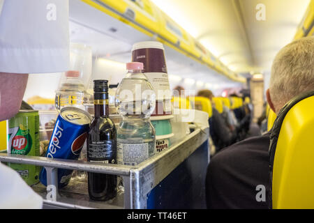 Trolley,Flugzeug,auf dem Gang,Flug,Manchester Airport,Airport,North,Northern,City,Transport,Flug,Ryanair,Airline,England,Großbritannien,Großbritannien,Großbritannien,Europa, Stockfoto