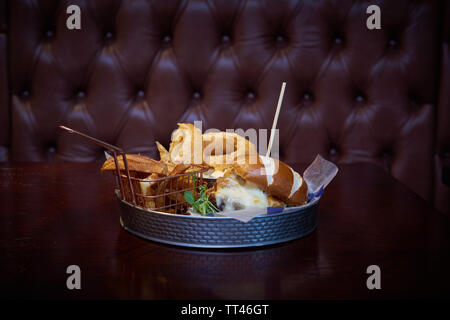 Italienische Cheeseburger und Pommes frites Stockfoto