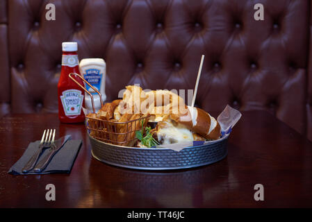 Italienische Cheeseburger und Pommes frites Stockfoto