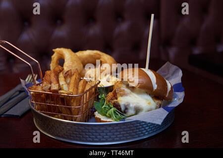 Italienische Cheeseburger und Pommes frites Stockfoto