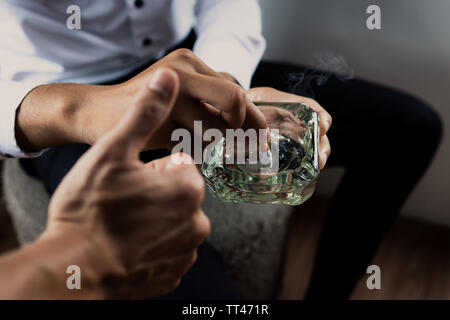 Weltnichtrauchertag im Mai, rauchen Konzept, junge Mann gegen Zigarette Stockfoto