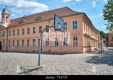 Basketballkorb vor klassizistische Schulhaus in Neuruppin, Deutschland Stockfoto