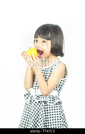 Asiatische cute girl Holding Paprika, Paprika oder "Capsicum" auf weißem Hintergrund Essen Stockfoto