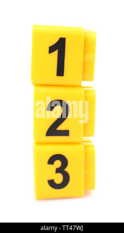 Pädagogische Würfel mit verschiedenen Nummern isoliert auf weißem Stockfoto