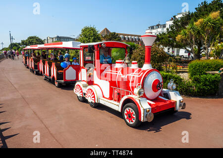 Shuttle Zug nehmen Urlaub Urlauber entlang der Küste auf Clacton on sea, Essex, England Stockfoto