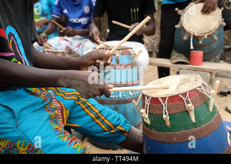 Nahaufnahme eines Musiker spielen traditionellen Trommeln am Strand in Accra, Ghana Stockfoto