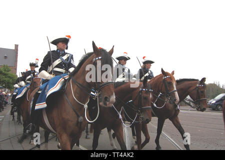 Weibliche Kavallerie Soldaten reiten auf dem Parlament am Prinsjesdag (Jährliche Vorlage der Regierung an das Parlament von Königin Beatrix) in Den Haag Stockfoto