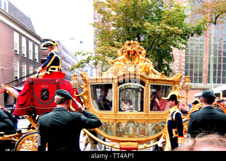 Offiziere grüßte als Königin Beatrix auf der goldenen Kutsche vorbei war durch Lange Voorhout Straße Prinsjesdag Parade in Den Haag, Niederlande. Stockfoto