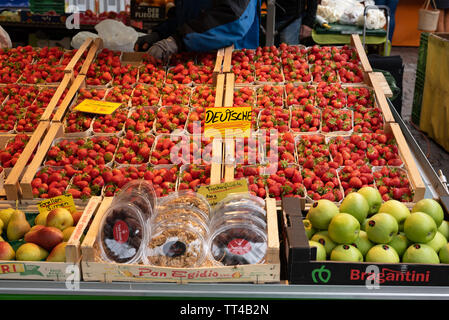 MANNHEIM, Deutschland, 05.11.2019: Stall von Obst und Gemüse mit Körben von roten Erdbeeren und Äpfel Stockfoto