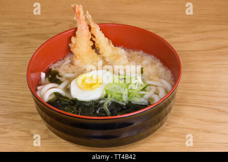 Tempura udon mit gebratenen Garnelen, gekochtes Ei, grüne Algen, Lauch, typische Nudeln traditionelle japanische Küche Stockfoto