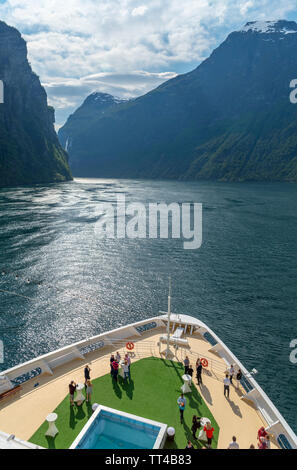 Norwegische Fjorde Kreuzfahrt. Passagiere trinken Cocktails eine der Bug des TUI Kreuzfahrtschiff Marella Explorer verlassen Geiranger, Geirangerfjord, Norwegen Stockfoto