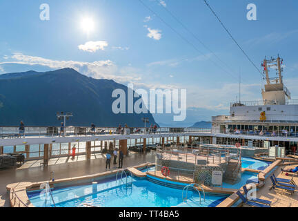 Norwegische Fjorde Kreuzfahrt. Poolbereich auf TUI Kreuzfahrtschiff Marella Explorer während Segeln von Geiranger, Storfjorden, Sunnmøre, Møre og Romsdal, Norwegen. Stockfoto