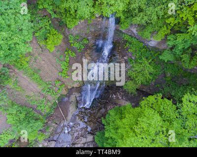 Lange wird der Fluss Der Wasserfall Kaskadierung von der Klippe. Luftaufnahme. Drone Foto. Stockfoto