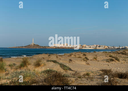 Blick auf die Küste mit dem Cabo de Palos Stadt und das Meer, Mar Menor, Murcia, Spanien Stockfoto