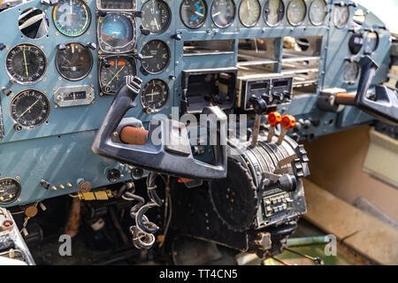 Ruiniert und verlassenen Flugzeugcockpit in St. Vincent und die Grenadinen flughafen Stockfoto