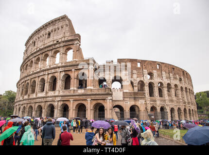 Rom, Italien, 22. APRIL 2019: Touristen mit Sonnenschirmen in der Warteschlange am Colosseum warten. Stockfoto