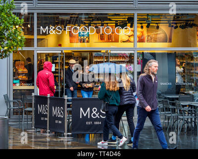 M&S Essen für London. Marks and Spencer Takeaway Food to Go Outlet im Zentrum Londons, das Essen zum Mitnehmen serviert Stockfoto