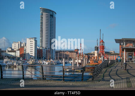 Die Meridian Tower mit Blick auf den Yachthafen, Swansea, Wales, Großbritannien am 17. März 2019. Stockfoto