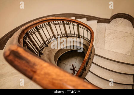 Runde steinerne Wendeltreppe in die Scottish National Gallery, Edinburgh, Schottland. Stockfoto