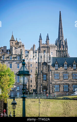 Blick Richtung New College, die Universität von Edinburgh, Schottland. Stockfoto