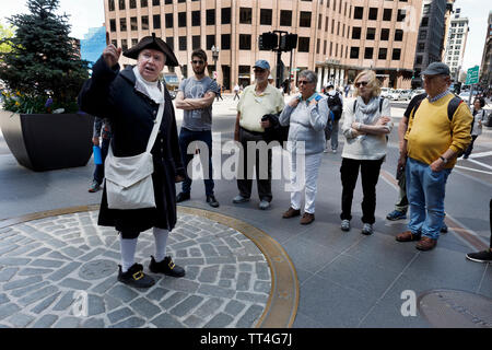 Mann in Colonial dress führenden eine Reisegruppe auf der Website des Boston Massaker auf dem Freedom Trail, Boston, Massachusetts, USA Stockfoto