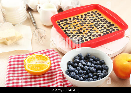 Backen leckere Torte und Zutaten für Sie am Tisch in der Küche Stockfoto