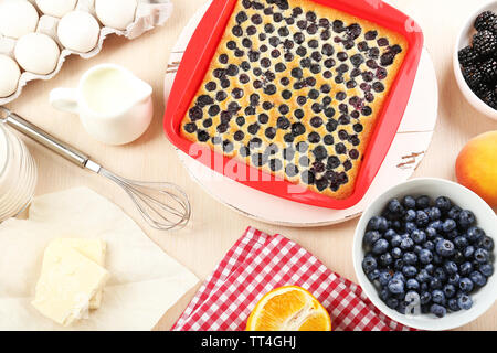 Backen leckere Torte und Zutaten für Sie am Tisch in der Küche Stockfoto