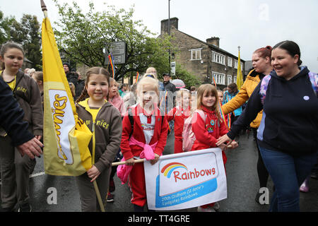 Saddleworth, Großbritannien, 14. Juni 2019. Die jährlichen Freitag Whit Spaziergänge statt mit Versammlungen von Kirchen rund um die, die sich an dem März zu King George V spielen Felder für eine United Service. Brass Bands aus einem Feld wie Kanada mit den Kirchen marschierten und die jährliche Bands contest werden später abgehalten werden. Quelle: Barbara Koch/Alamy leben Nachrichten Stockfoto