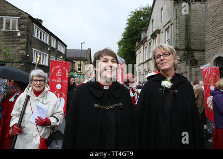 Saddleworth, Großbritannien, 14. Juni 2019. Die jährlichen Freitag Whit Spaziergänge statt mit Versammlungen von Kirchen rund um die, die sich an dem März zu King George V spielen Felder für eine United Service. Brass Bands aus einem Feld wie Kanada mit den Kirchen marschierten und die jährliche Bands contest werden später abgehalten werden. Quelle: Barbara Koch/Alamy leben Nachrichten Stockfoto