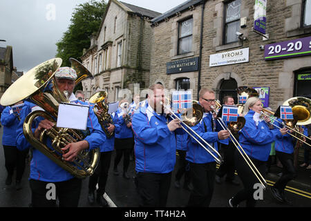 Saddleworth, Großbritannien, 14. Juni 2019. Die jährlichen Freitag Whit Spaziergänge statt mit Versammlungen von Kirchen rund um die, die sich an dem März zu King George V spielen Felder für eine United Service. Brass Bands aus einem Feld wie Kanada mit den Kirchen marschierten und die jährliche Bands contest werden später abgehalten werden. Quelle: Barbara Koch/Alamy leben Nachrichten Stockfoto