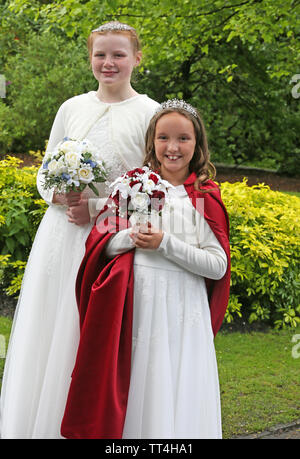 Saddleworth, Großbritannien, 14. Juni 2019. Francesca, ein pensionierter Mai Königin von St Anns Lydgate und der aktuellen Mai Königin, Katie bei der jährlichen Freitag Whit Spaziergänge. Quelle: Barbara Koch/Alamy leben Nachrichten Stockfoto