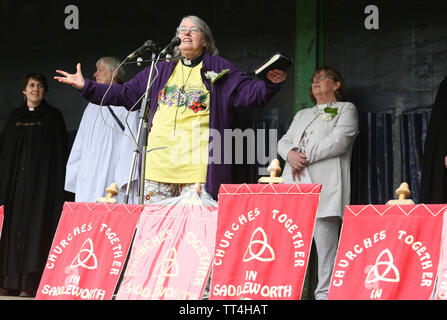 Saddleworth, Großbritannien, 14. Juni 2019. Eine Kirchen gemeinsam Service ist in King George V gehalten, Uppermill, saddleworth. Quelle: Barbara Koch/Alamy leben Nachrichten Stockfoto