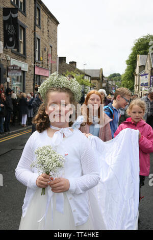 Saddleworth, Großbritannien, 14. Juni 2019. Die jährlichen Freitag Whit Spaziergänge statt mit Versammlungen von Kirchen rund um die, die sich an dem März zu King George V spielen Felder für eine United Service. Brass Bands aus einem Feld wie Kanada mit den Kirchen marschierten und die jährliche Bands contest werden später abgehalten werden. Quelle: Barbara Koch/Alamy leben Nachrichten Stockfoto