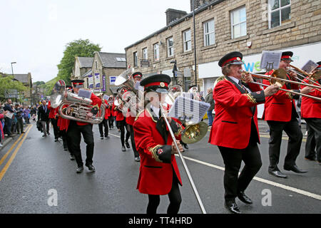 Saddleworth, Großbritannien, 14. Juni 2019. Die jährlichen Freitag Whit Spaziergänge statt mit Versammlungen von Kirchen rund um die, die sich an dem März zu King George V spielen Felder für eine United Service. Brass Bands aus einem Feld wie Kanada mit den Kirchen marschierten und die jährliche Bands contest werden später abgehalten werden. Quelle: Barbara Koch/Alamy leben Nachrichten Stockfoto