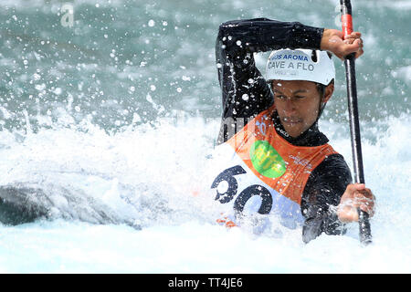London, Großbritannien. 14 Juni, 2019. Yves Bourhis von Senegal in Aktion während der Herren K1 Slalom. 2019 ICF Canoe Slalom World Cup event, Tag eins an der Lee Valley White Water Centre in London am Freitag, den 14. Juni 2019. pic von Steffan Bowen/Andrew Orchard sport Fotografie/Alamy Live news Credit: Andrew Orchard sport Fotografie/Alamy leben Nachrichten Stockfoto
