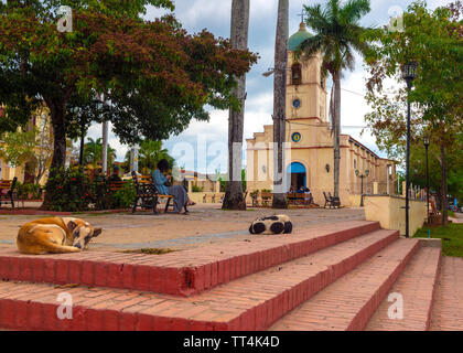 Iglesia del Sagrado Corazon de Jesus Kirche an der Seite des kleinen Stadtplatzes im Zentrum von Vinales, Provinz Pinar Del Rio, Kuba Stockfoto