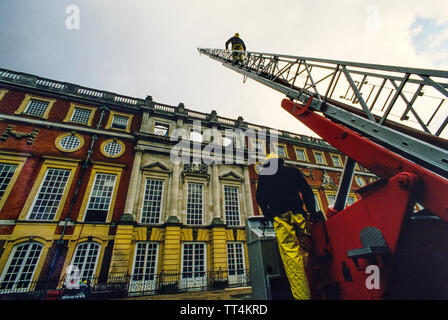 Hampton Court Brand vom 30. März 1986 Feuerwehrleute die Schäden am Morgen nach dem Brand. Feuer heute entkernt, aus dem ein wing von Hampton Court Palace, einem Land, Residenz der Könige und Königinnen aus der Regierungszeit Heinrichs VIII. Eine Person starb und Kunstschätze wurden beschädigt. Stockfoto