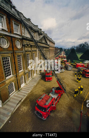 Hampton Court Brand vom 30. März 1986 Feuerwehrleute die Schäden am Morgen nach dem Brand. Feuer heute entkernt, aus dem ein wing von Hampton Court Palace, einem Land, Residenz der Könige und Königinnen aus der Regierungszeit Heinrichs VIII. Eine Person starb und Kunstschätze wurden beschädigt. Stockfoto