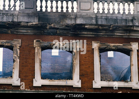 Hampton Court Brand vom 30. März 1986 Feuerwehrleute die Schäden am Morgen nach dem Brand. Feuer heute entkernt, aus dem ein wing von Hampton Court Palace, einem Land, Residenz der Könige und Königinnen aus der Regierungszeit Heinrichs VIII. Eine Person starb und Kunstschätze wurden beschädigt. Stockfoto