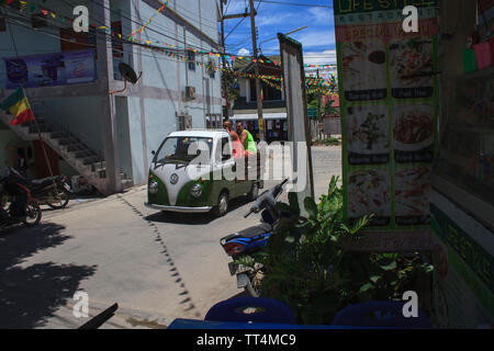 Koh Samui, Thailand - 26 April: Auto-rikscha Tuk-tuk Taxi Driver für Dienstleistungen für Touristen um Koh Samui Insel am 26. April ,2013 Stockfoto