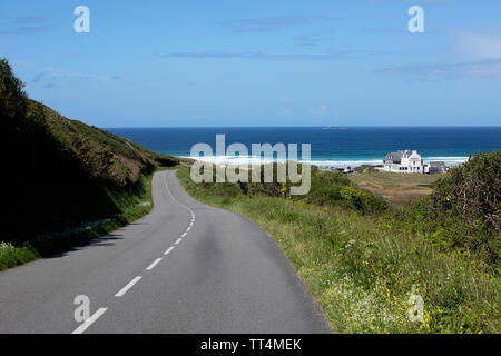 Blick auf den Strand Plage de la Baie des Trépassés an der Pointe du Raz, dem westlichsten Punkt von Frankreich Stockfoto