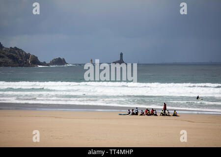 Surf Schule am Strand Plage de la Baie des Trépassés an der Pointe du Raz, dem westlichsten Punkt von Frankreich Stockfoto