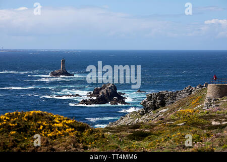 Pointe du Raz, einer der dramatischsten der Bretagne Sehenswürdigkeiten, und der Leuchtturm La Vieille Stockfoto