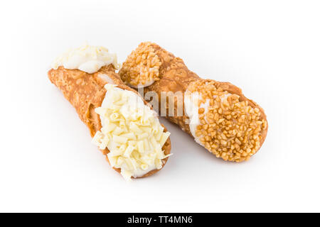 Zwei cannoli Gebäck. Traditionelle sizilianische Dessert, mit einem reichhaltigen ricotta Creme mit Korn gefüllt von Haselnüssen angereichert, und weiße Flocken von Schokolade. Stockfoto