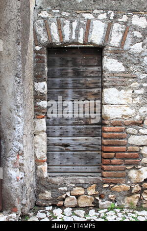 Alten Holz Haustür in Sermoneta, Italien Stockfoto