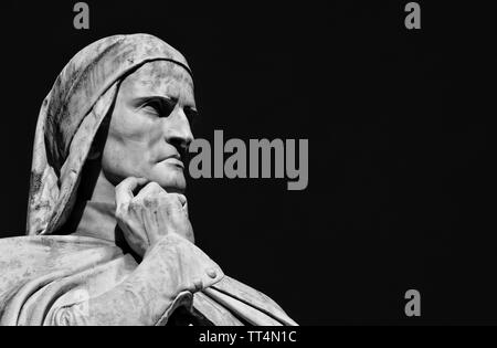 Dante Alighieri die größten italienischen Dichters. Marmor Monument von artist Zannoni 1865 errichtet, in der Mitte der Piazza dei Signori, in Verona h Stockfoto