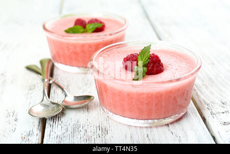 Köstliche Beeren Mousse in Schüsseln auf den Tisch close-up Stockfoto