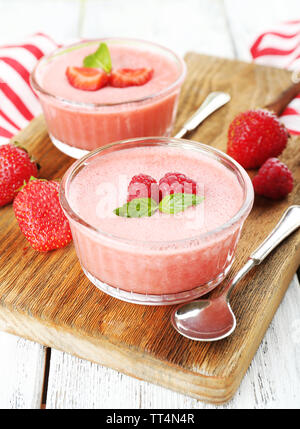 Köstliche Beeren Mousse in Schüsseln auf den Tisch close-up Stockfoto